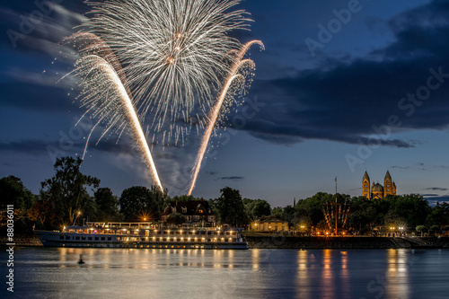 Feuerwerk über Speyer mit Dom und Fluß