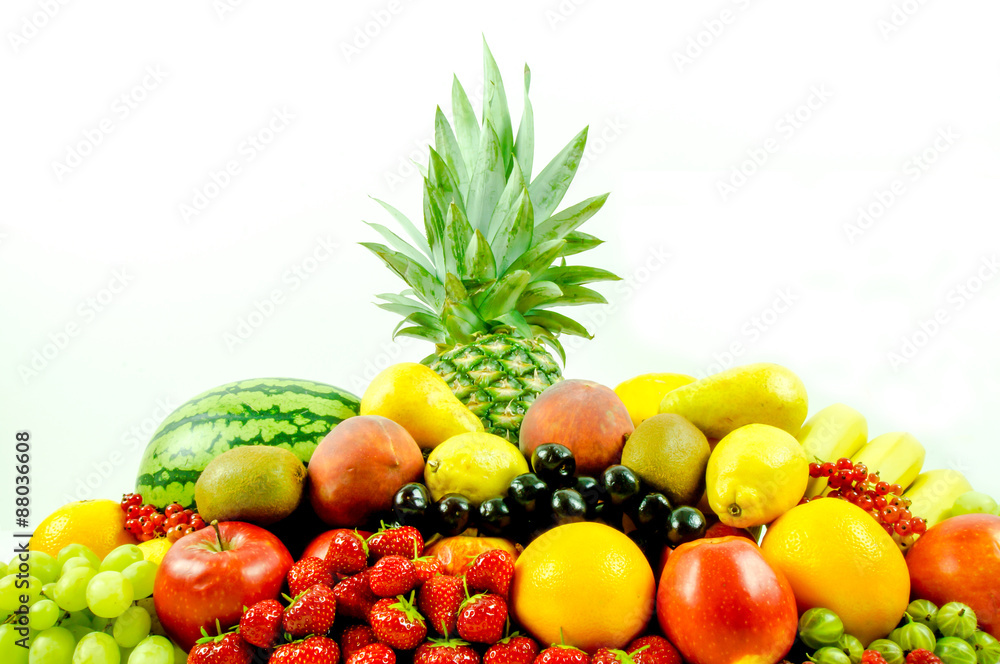 Vitaminreiches Obst und Früchte aufgeschichtet, freigestellt Vitaminreiches Obst und Früchte aufgeschichtet, freigestellt