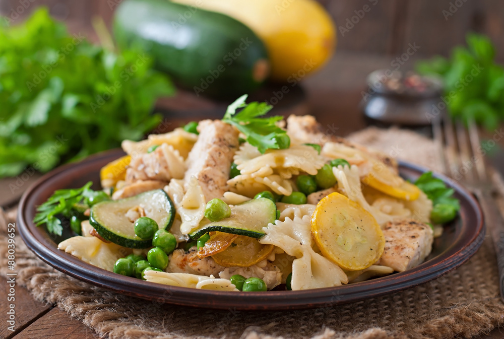 Pasta with zucchini, chicken and green peas Pasta with zucchini, chicken and green peas