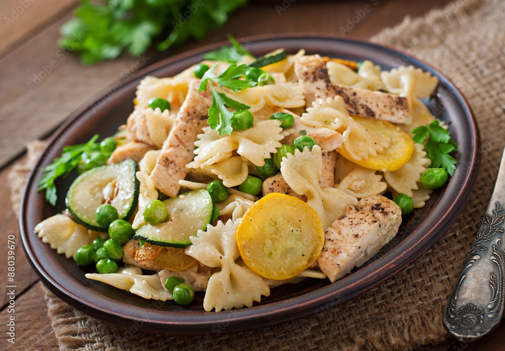 Pasta with zucchini, chicken and green peas Pasta with zucchini, chicken and green peas
