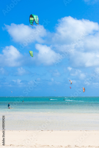  voiles de kite-surf à Mourouk, île Rodrigues, Maurice