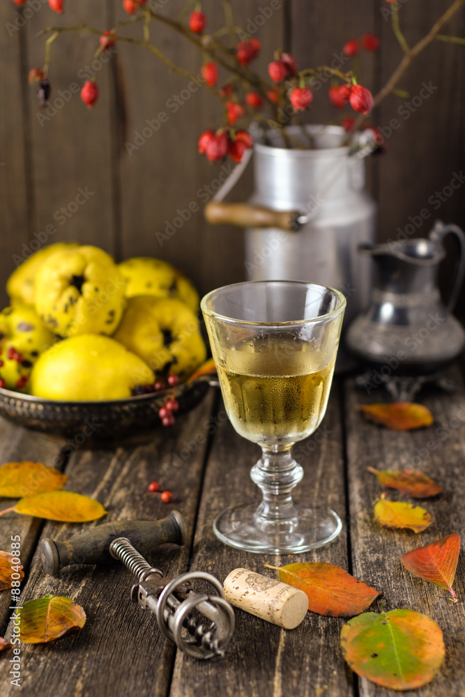 Herbst-Stillleben mit Wein und Quitten