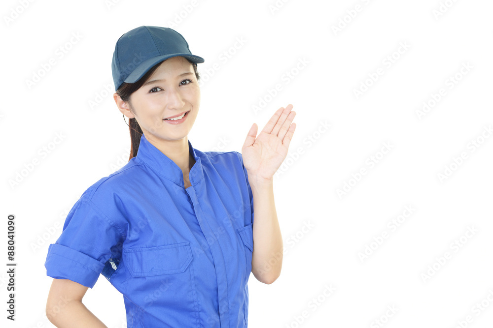 笑顔の女性作業員