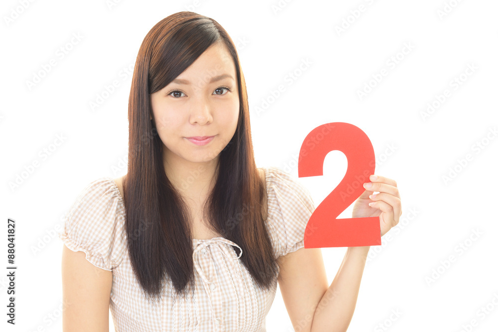 数字を持つ女性 数字を持つ女性