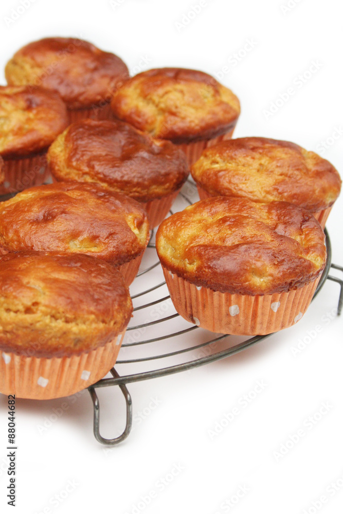 muffin alle pesche su sfondo bianco muffin alle pesche su sfondo bianco