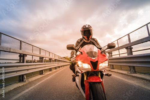 Fotografie Motociclista su moto da strada