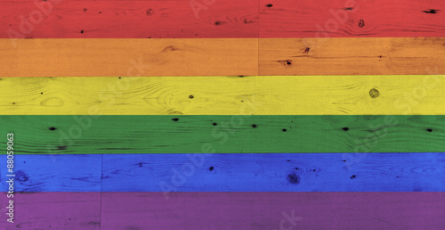 Carta da parati gay pride rainbow flag pattern on wooden surface