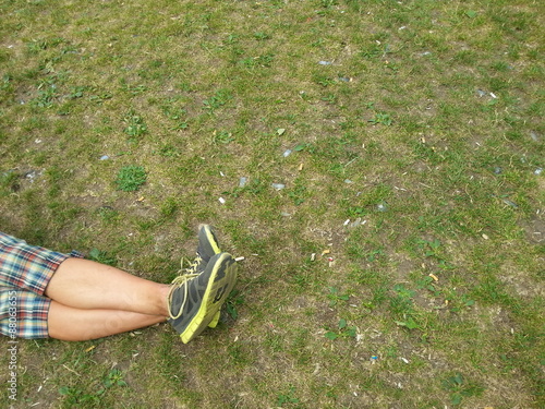 Mann liegend auf der Wiese