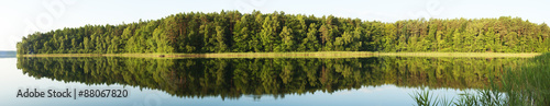 Las i jego odbicie w jeziorze © Jakub Kałek