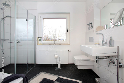 Kleines Badezimmer nach Renovierung