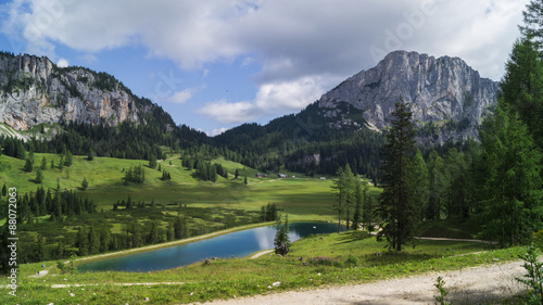 See im Gebirge mit Berge im Hintergrund