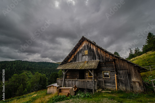 Die Almhütte vor dem Sturm