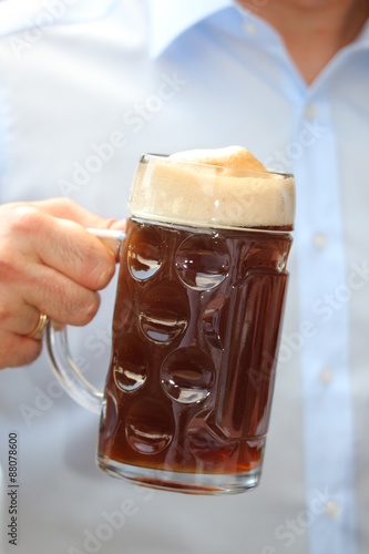 Eine Maß mit Goaß