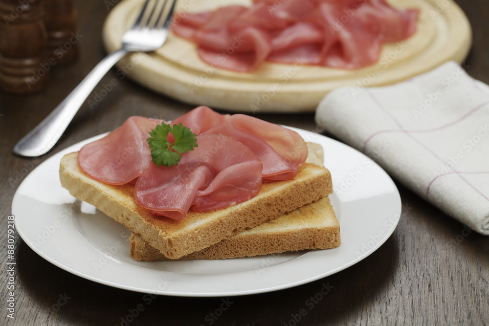roher Schinken auf Toast roher Schinken auf Toast