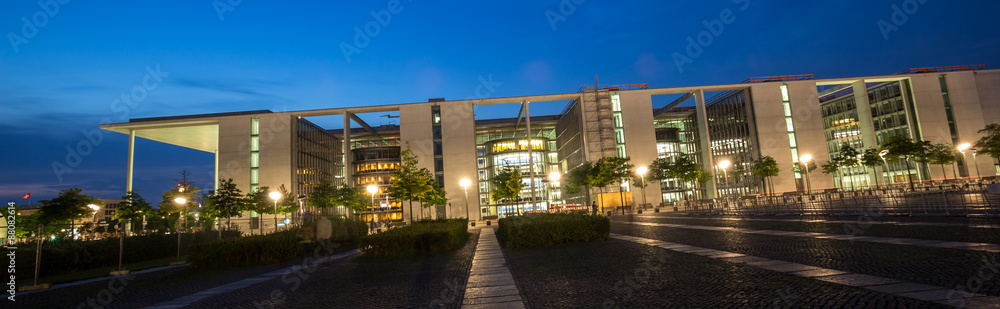 Obraz premium german bundestag in berlin in the evening