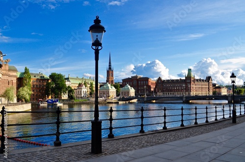 Blick   ber den Norrstr  m zum Stadtteil Riddarholmen in Stockholm  Schweden