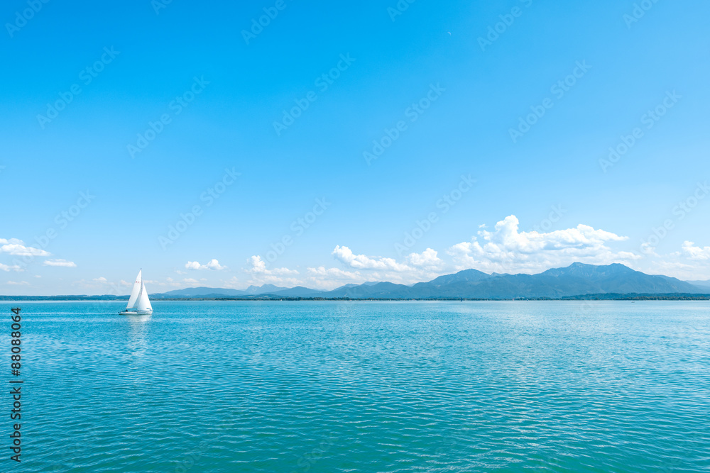 Fototapeta premium Segelschiff auf dem Chiemsee in Bayern