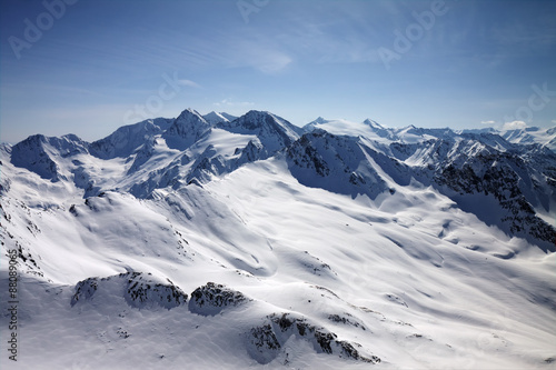 Winter snow covered mountain peaks in Austrian alps © Kotangens
