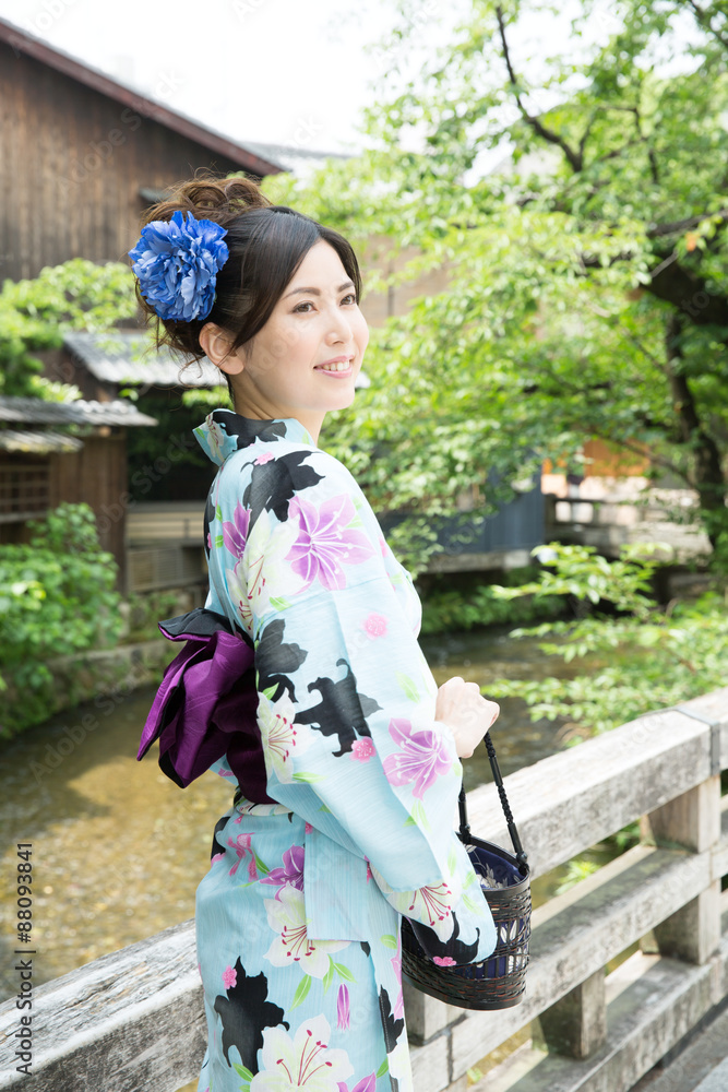 浴衣を着た女性