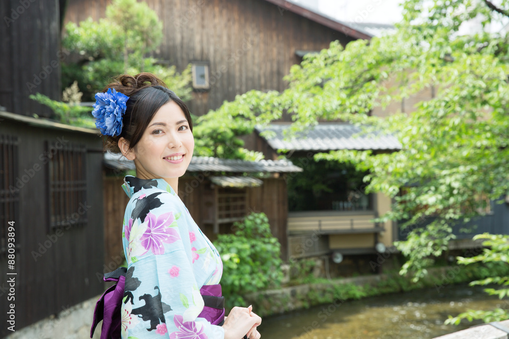 浴衣を着た女性 浴衣を着た女性