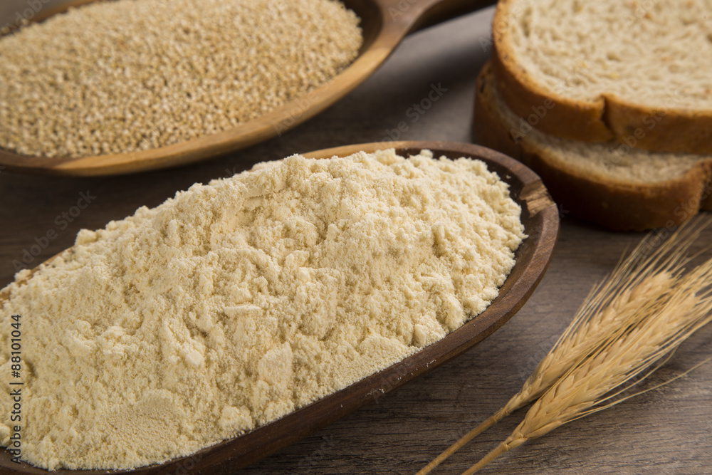 Portion of uncooked Quinoa and wey protein Portion of uncooked Quinoa and wey protein