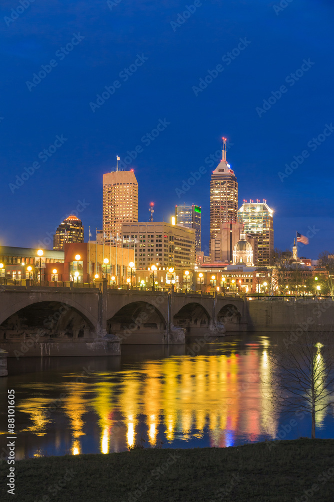 Naklejka premium Indianapolis skyline and the White River