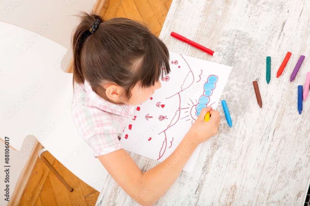 Mädchen malt ein Bild Photos Adobe Stock