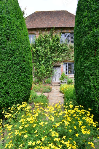 An old English country cottage in Kent,  photo