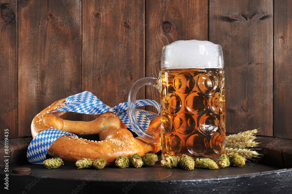 Bayerische Oktoberfestbreze mit Bier
 - obrazy, fototapety, plakaty 
