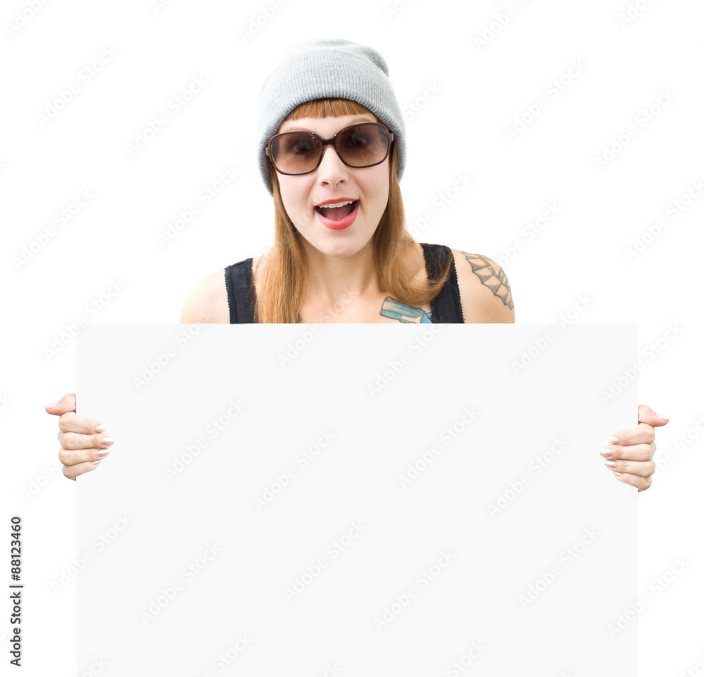 Coole junge Frau mit Schild Coole junge Frau mit Schild