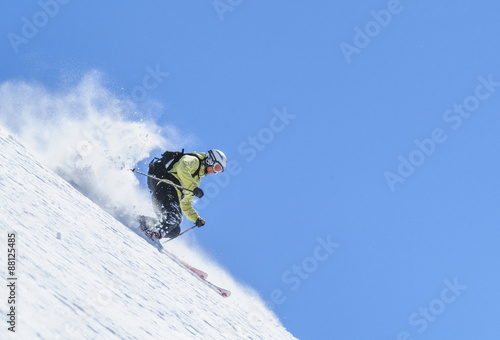 sportlich unterwegs auf Skiern