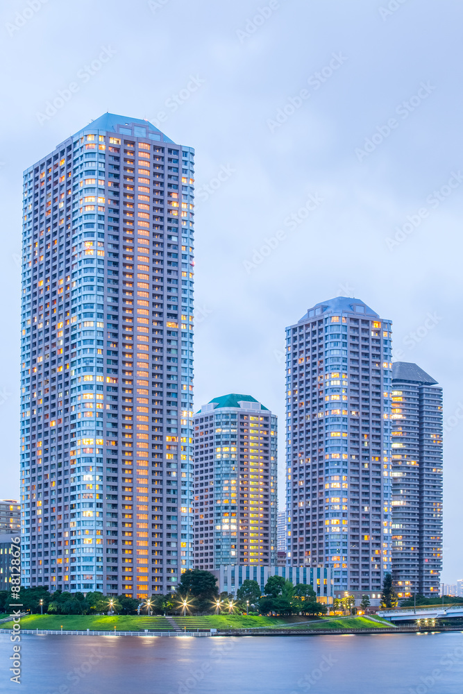 Fototapeta premium The high rise building in downtown at night