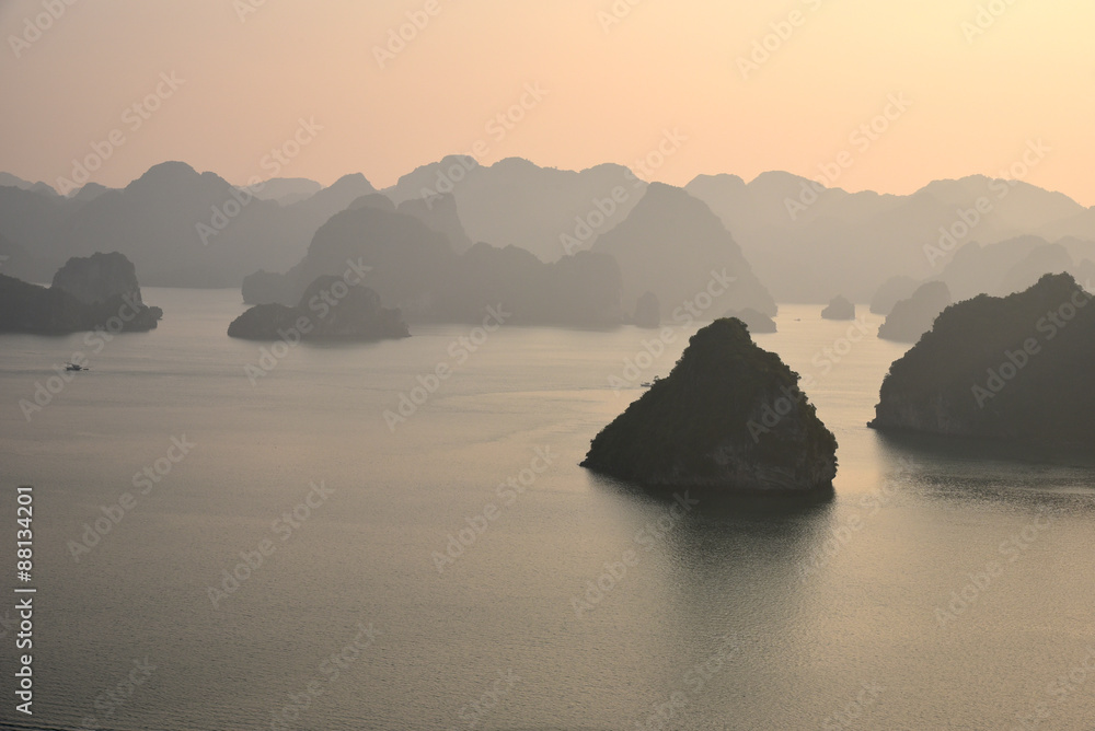 Brume sur la Baie d'Halong