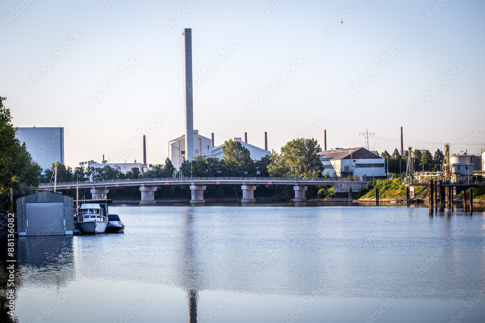 Industriehafen in Mainz an einem Sommermorgen