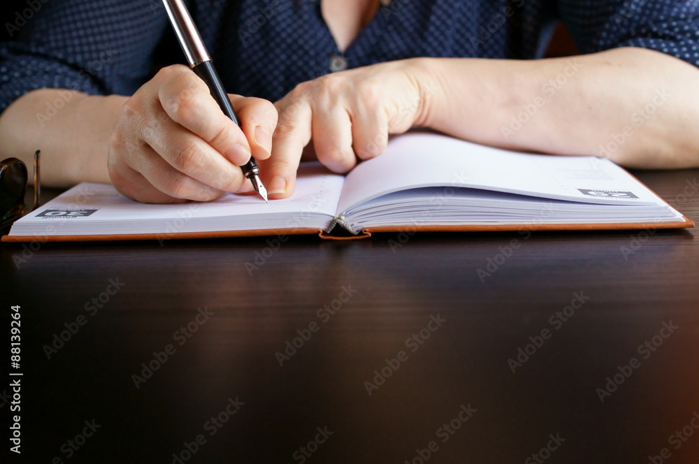 Professoressa che scrive sulla sua agenda