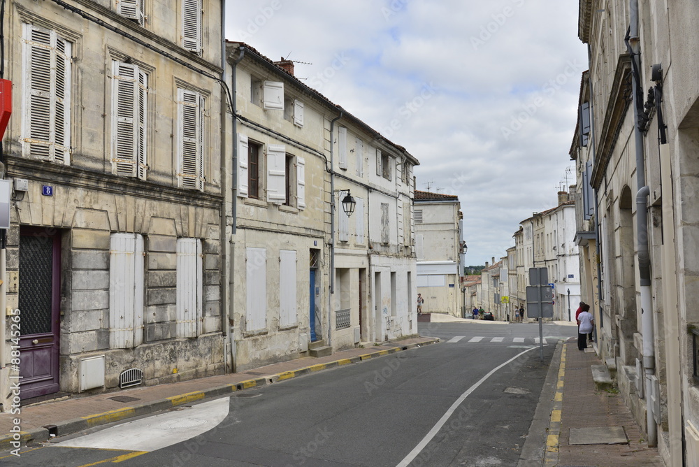 Rue typique de la ville haute de Saintes près de la basilique St-Eutrope 