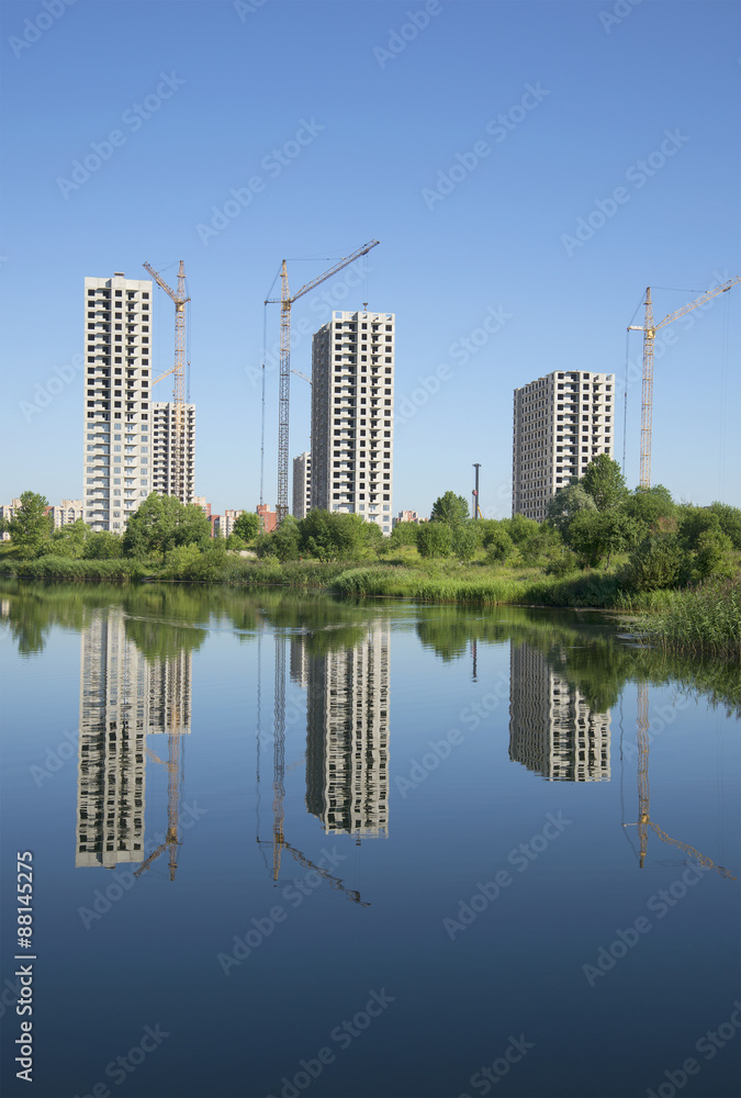 Вид на строительство нового жилого комплекса на берегу озера. Санкт-Петербург