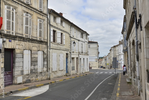 Rue typique de la ville haute de Saintes près de la basilique St-Eutrope  © Photocolorsteph