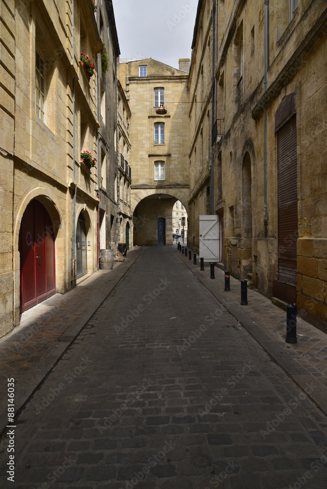 L'une ruelles de service derrière les anciens palais du front de la Garonne à Bordeaux