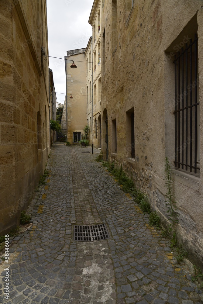 Fototapeta premium Ruelle typique au centre historique et médiéval de bordeaux