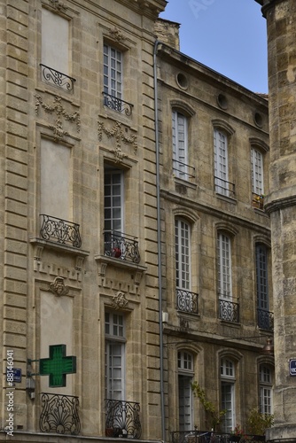 Façades en style Louis XVI des anciens hôtels particuliers au centre historique de Bordeaux 