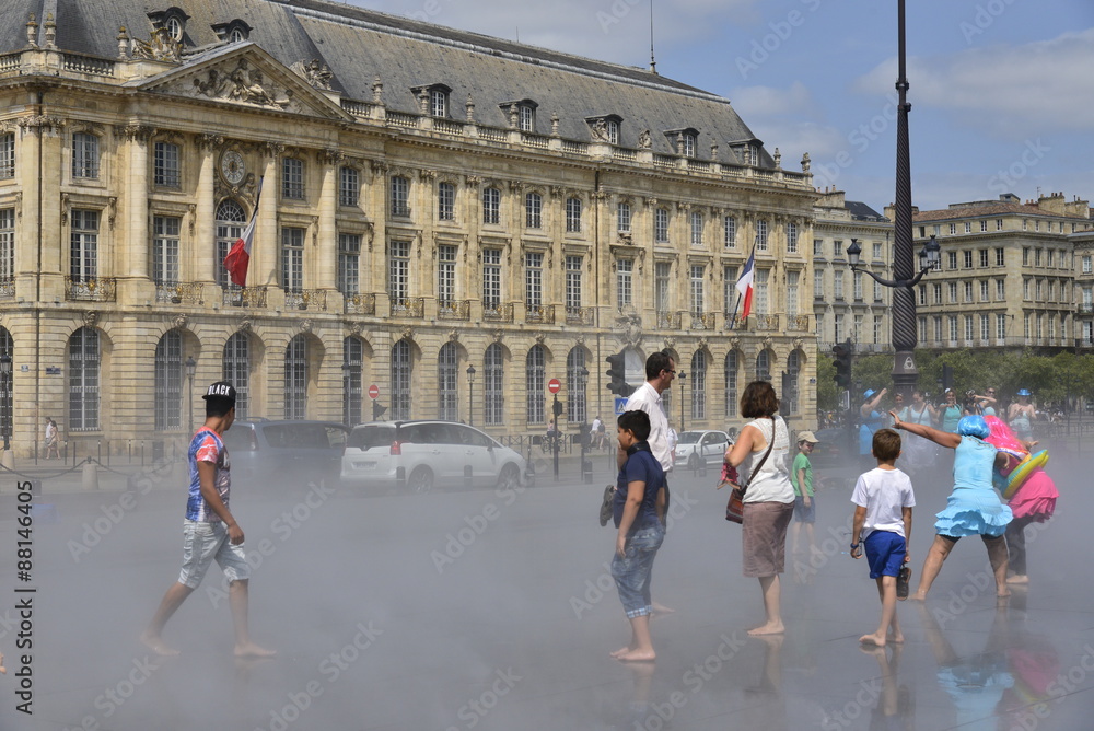 Obraz premium Vacanciers en divertissement dans la brume artificielle du Grand Miroir de Bordeaux