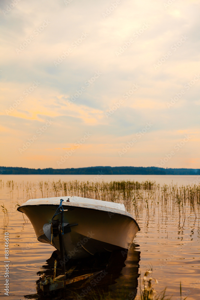 Obraz premium Evening landscape at the lake with the boat