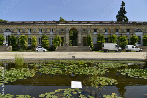 Pièce d'eau devant l'Orangerie du parc botanique de Bordeaux 