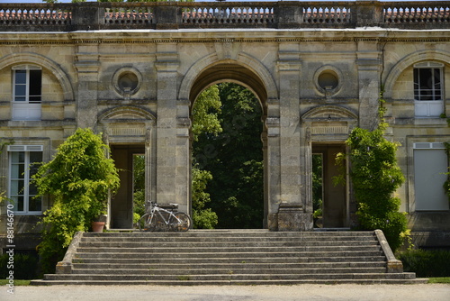 L'escalier et l'arcade de l'Orangerie du Jardin Botanique de Bordeaux #88146670