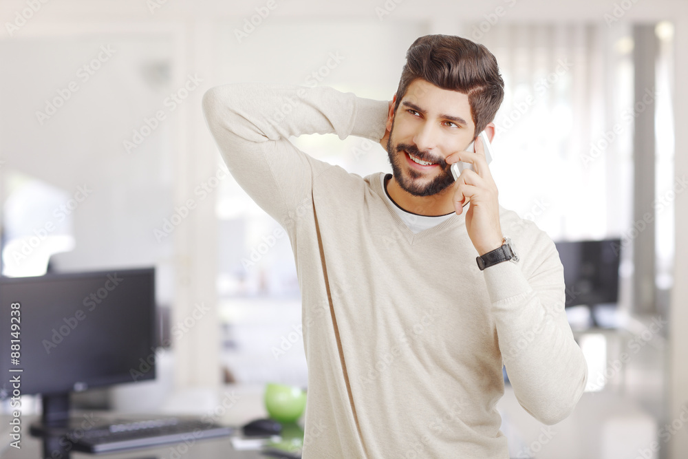 Naklejka premium Young businessman with mobile