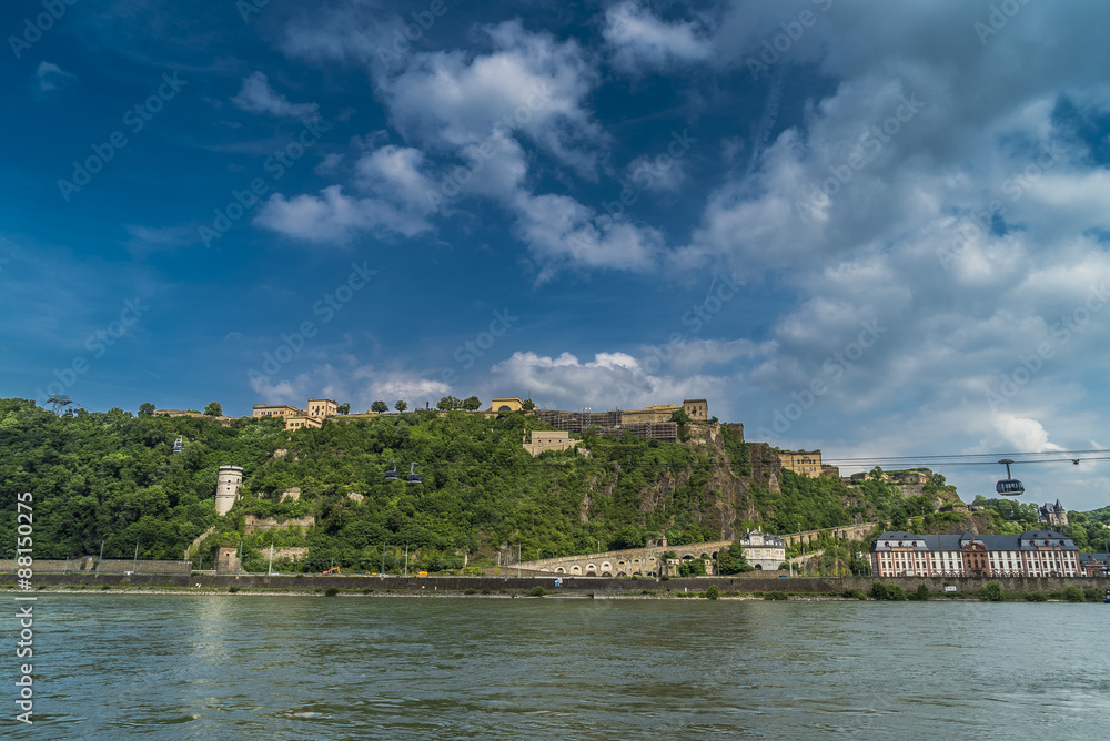 Festung Ehrenbreitstein in Koblenz thront über dem Rhein