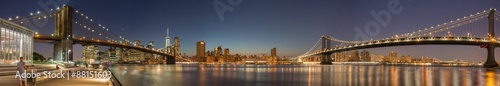 Plakat Panoramiczny widok Manhattan Bridge w nocy
