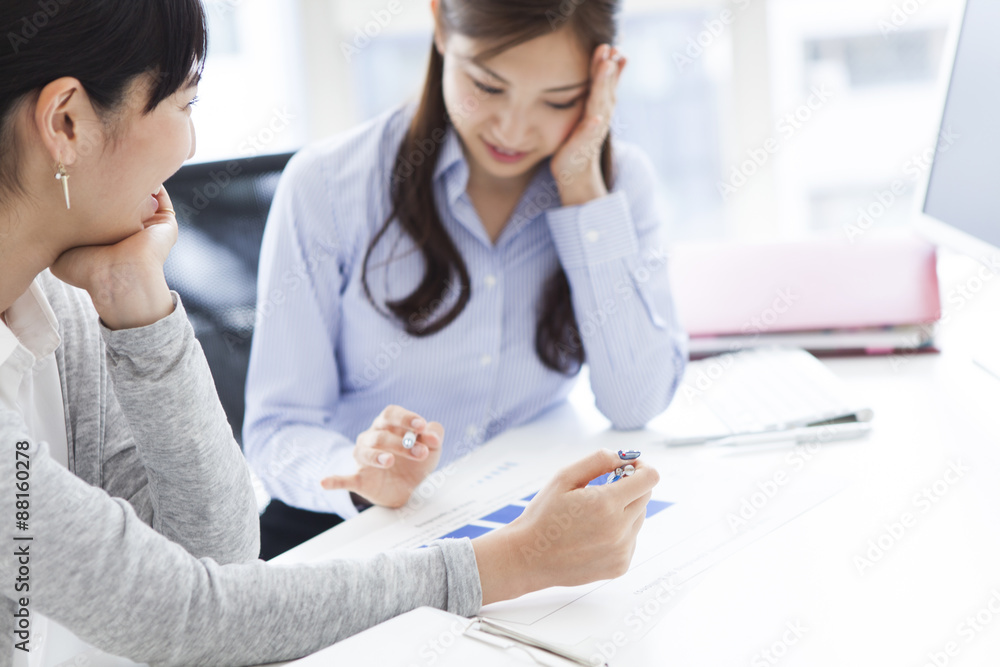 Obraz premium Women who have a consultation of work