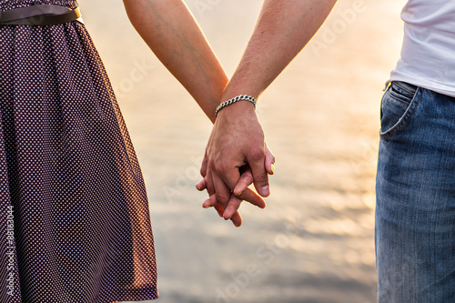 Tablou pe pânză Happy couple holding hands